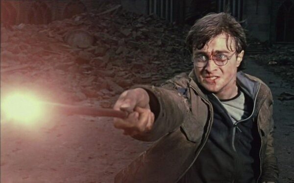 Harry Potter Film Franchise (2001-2011) - Harry Potter (Daniel Radcliffe) Hero Illuminating Wand - Image 6