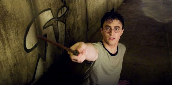 Harry Potter Film Franchise (2001-2011) - Harry Potter (Daniel Radcliffe) Hero Illuminating Wand - Image 5