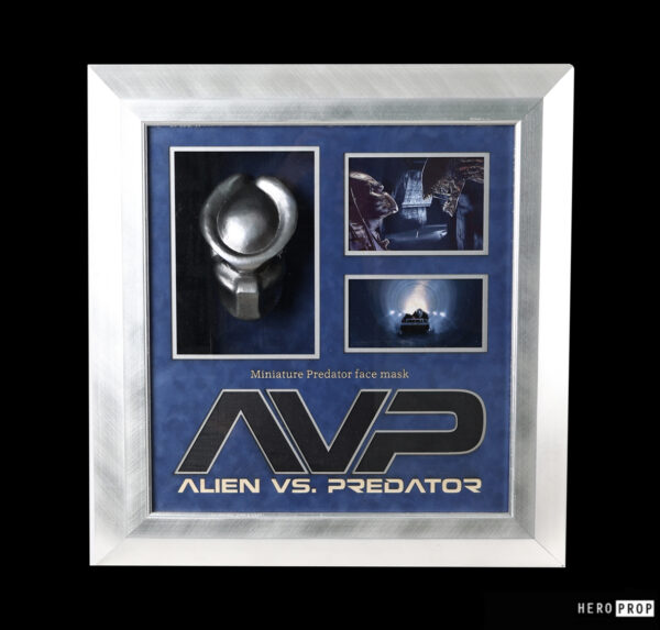 Alien vs. Predator (2004) - Miniature Predator Mask Display